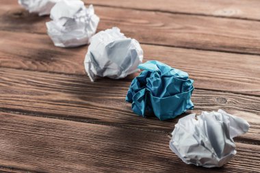 Yaratıcılık ve ilham kavramı beyaz paperballs ve tek renk tarafından sunulan