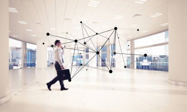 Modern ofis içi ve sosyal bağlantı kavramındaki zarif iş adamı. Karışık ortam