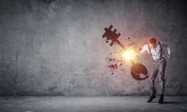 Boş iç mekandaki azimli iş adamı yumruğun en önemli figürüyle kırılıyor.