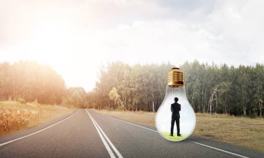 Genç işadamı asfalt yolda ampulün içinde mahsur kaldı.