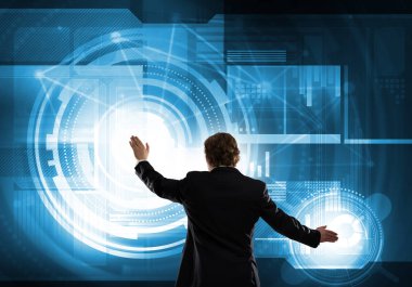 İşadamı arkası dönük duruyor ve ortam sanal ekranı kullanıyor