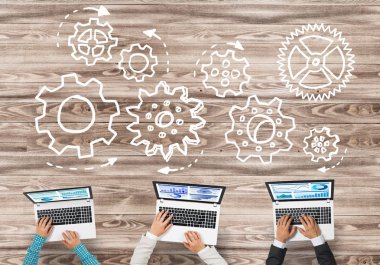 Masada oturan ve alet kullanan iş adamlarının en iyi görüntüsü.