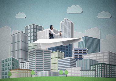 Havacı şapkalı işadamı ve kağıt uçakta oturan gözlükler. Yüksek gökdelenler ve ofis binaları ile karikatür iş merkezi arka planda Mutlu pilot sürüş kağıt uçak.