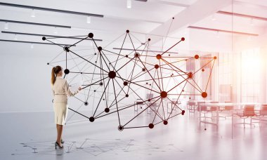 Modern ofis içi ve sosyal bağlantı kavramında zarif bir iş kadını. Karışık ortam