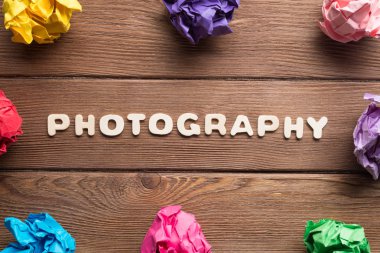 ahşap masa üzerinde daire içinde yerleştirilen renkli kramplı kağıt top