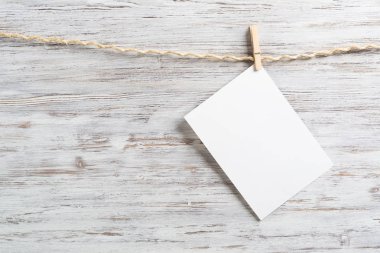 Ip üzerinde asılı beyaz kağıt boş levha