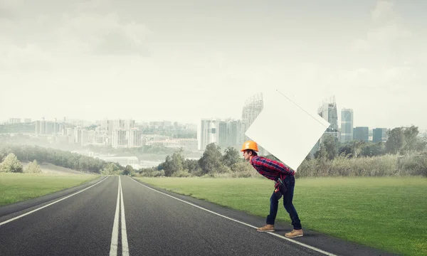 Uomo Che Porta Sulla Schiena Grande Scatola — Foto Stock