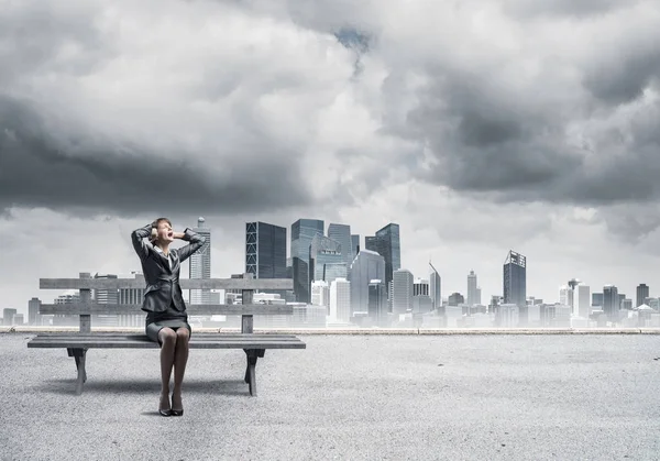 Stresující Žena Sedí Dřevěné Lavici Emocionální Křičící Děvče Drží Ruce — Stock fotografie