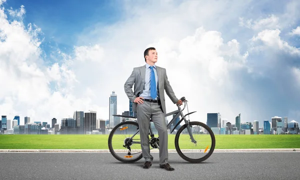 Giovane Uomo Giacca Cravatta Piedi Strada Asfaltata Con Bici Uomo — Foto Stock