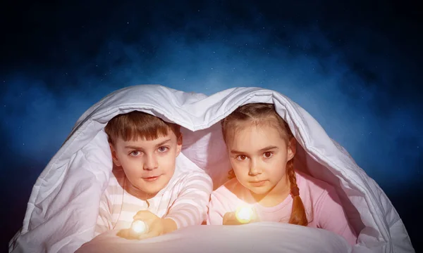Dzieci Latarki Leżącej Łóżku Mała Siostra Brat Ukrywają Się Pod — Zdjęcie stockowe