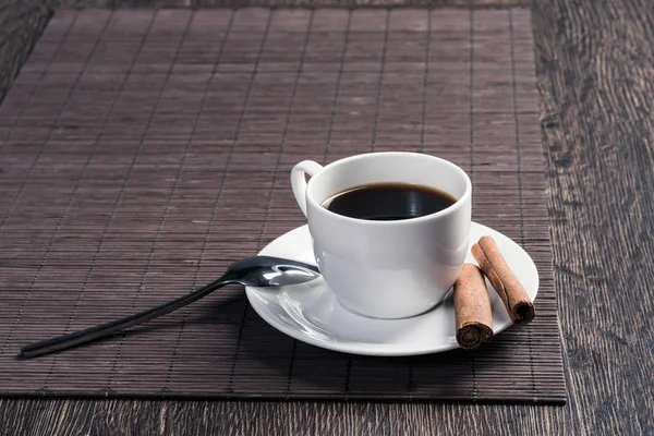 Xícara de café preto na mesa de madeira — Fotografia de Stock