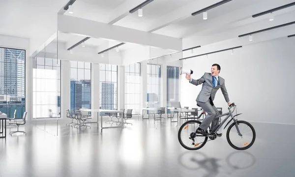 Uomo Giacca Cravatta Bicicletta Alla Sala Conferenze Uomo Affari Con — Foto Stock