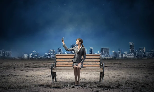 Mladá Žena Obleku Drží Smartphone Zdviženou Rukou Krásná Dívka Mobilním — Stock fotografie