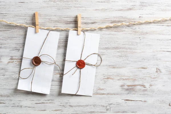 Envelopes brancos pendurados na corda — Fotografia de Stock