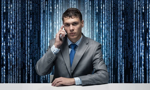 Internet Berater Telefoniert Geschäftsmann Sitzt Schreibtisch Auf Binären Computercode Hintergrund — Stockfoto