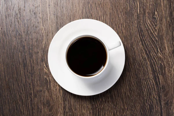 Taza de café natural sobre mesa de madera —  Fotos de Stock
