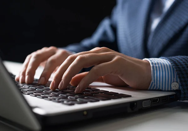 Uomo in abito da lavoro seduto alla scrivania — Foto Stock