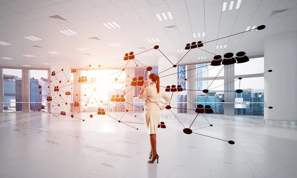 Şık iş kadını modern ofis cep telefonu ve sosyal bağlantı kavramı konuşuyor. Karışık teknik