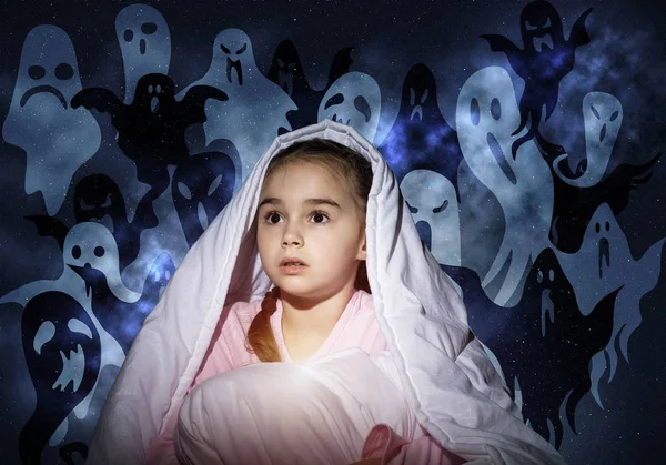 Scared Girl Hiding Blanket Startled Kid Sitting Bed Background Night — Stock Photo, Image