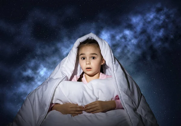 Menina Assustada Com Travesseiro Escondido Sob Cobertor Miúdo Assustado Deitado — Fotografia de Stock