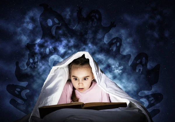 Una Niña Absorta Leyendo Libro Cama Después Acostarse Niño Pijama —  Fotos de Stock