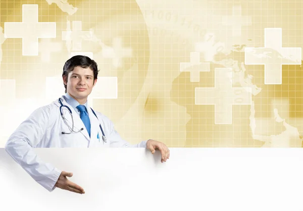 Jovem Médico Bonito Segurando Banner Branco Branco Coloque Seu Texto — Fotografia de Stock