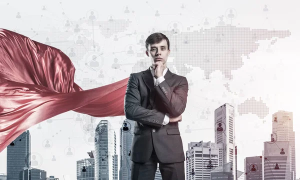 Genç Düşünceli Adamı Modern Şehir Arka Planında Kırmızı Pelerin Giyiyor — Stok fotoğraf