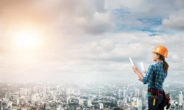 Ingeniera Mujer Con Plano Paisaje Moderno Ciudad — Foto de Stock