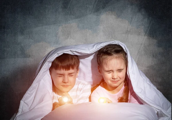 Dzieci Latarką Leżącą Łóżku Mała Dziewczynka Chłopiec Zamkniętymi Oczami Ukrywają — Zdjęcie stockowe