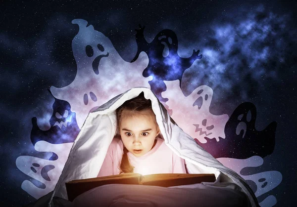 Scared Little Girl Reading Fairytales Bed Child Book Hiding Blanket — Stock Photo, Image