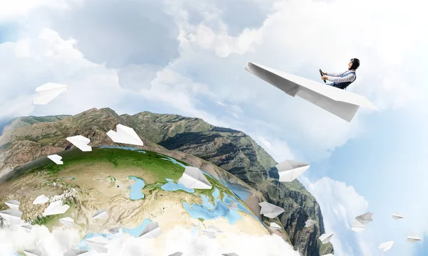 Pilot Mit Lederhelm Steuer Eines Papierflugzeugs Vor Blauem Himmel Lustiger — Stockfoto
