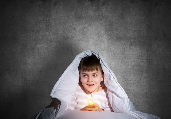 Battaniyenin Altında Feneri Saklanan Mutlu Çocuk Evde Yatakta Yatan Gülümseyen — Stok fotoğraf