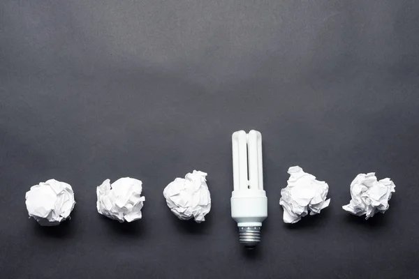 Lámpara fluorescente y bolas de papel blanco arrugadas — Foto de Stock