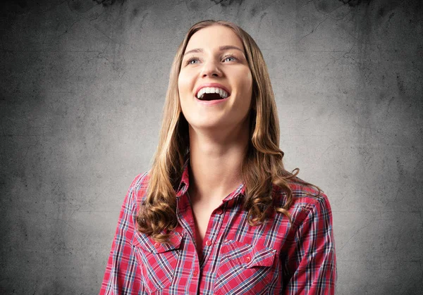 Felice Ragazza Affascinante Sorridente Ampia Giovane Donna Emotiva Sorpreso Espressione — Foto Stock