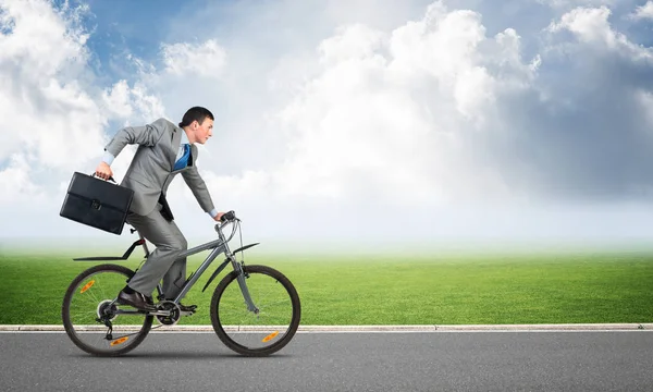 Joven Montando Bicicleta Carretera Día Soleado Hombre Negocios Bicicleta Apresura — Foto de Stock