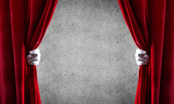 Parede de concreto atrás de cortina de cortinas e mão abri-lo — Fotografia de Stock