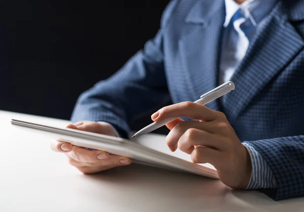 Hombre de traje de negocios sentado en el escritorio con la tableta — Foto de Stock