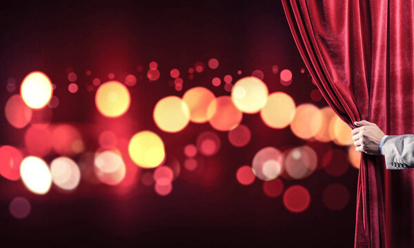 Боке огни за занавеской драпировки и рукой открыть его
