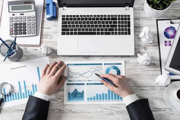 Empresario trabajando en escritorio de oficina — Foto de Stock