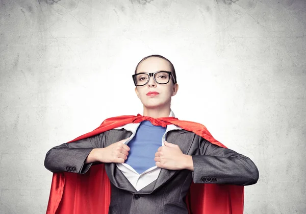 Aantrekkelijke jonge zakenvrouw in rode held cape — Stockfoto
