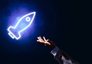İnsan avuç içi teknoloji konsepti olarak Roket Web simgesini sunar