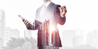 İş elbisesi danışmanlığı yapıyor.