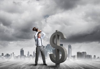 Modern şehir manzarasına karşı kararlı bankacı adam. Dolar betonu kırıyor.
