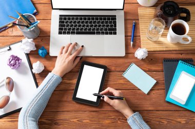 Ofiste tablet bilgisayar kullanan iş kadını