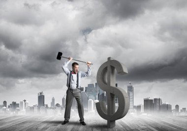 Modern şehir manzarasına karşı kararlı bankacı adam. Dolar betonu kırıyor.