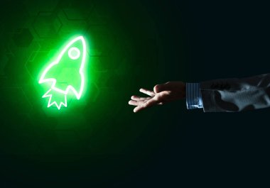 İnsan avuç içi teknoloji konsepti olarak Roket Web simgesini sunar