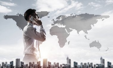 Şehre bakan ve cep telefonuyla konuşan zarif iş adamının iki kez görüntüsü.