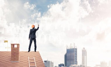 Mühendis, evinin çatısına geri döndü ve şehri çiziyor. Karışık ortam