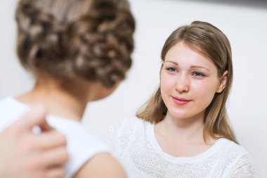 Doktor çocuğu muayene ediyor ve hastanede steteskopla ciğerlerini dinliyor. Küçük kızın tıbbi muayenesi. Profesyonel klinik tanılama ve tedavi. Aile Sağlık Merkezi