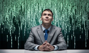 Gülümseyen adam ellerini katlayıp yukarı bakıyor. İş süreci için yapay zeka teknolojisi. Mutlu bir iş adamı masada oturuyor. İş elbisesi adam ve dijital veri akışı arka plan üzerinde kravat.